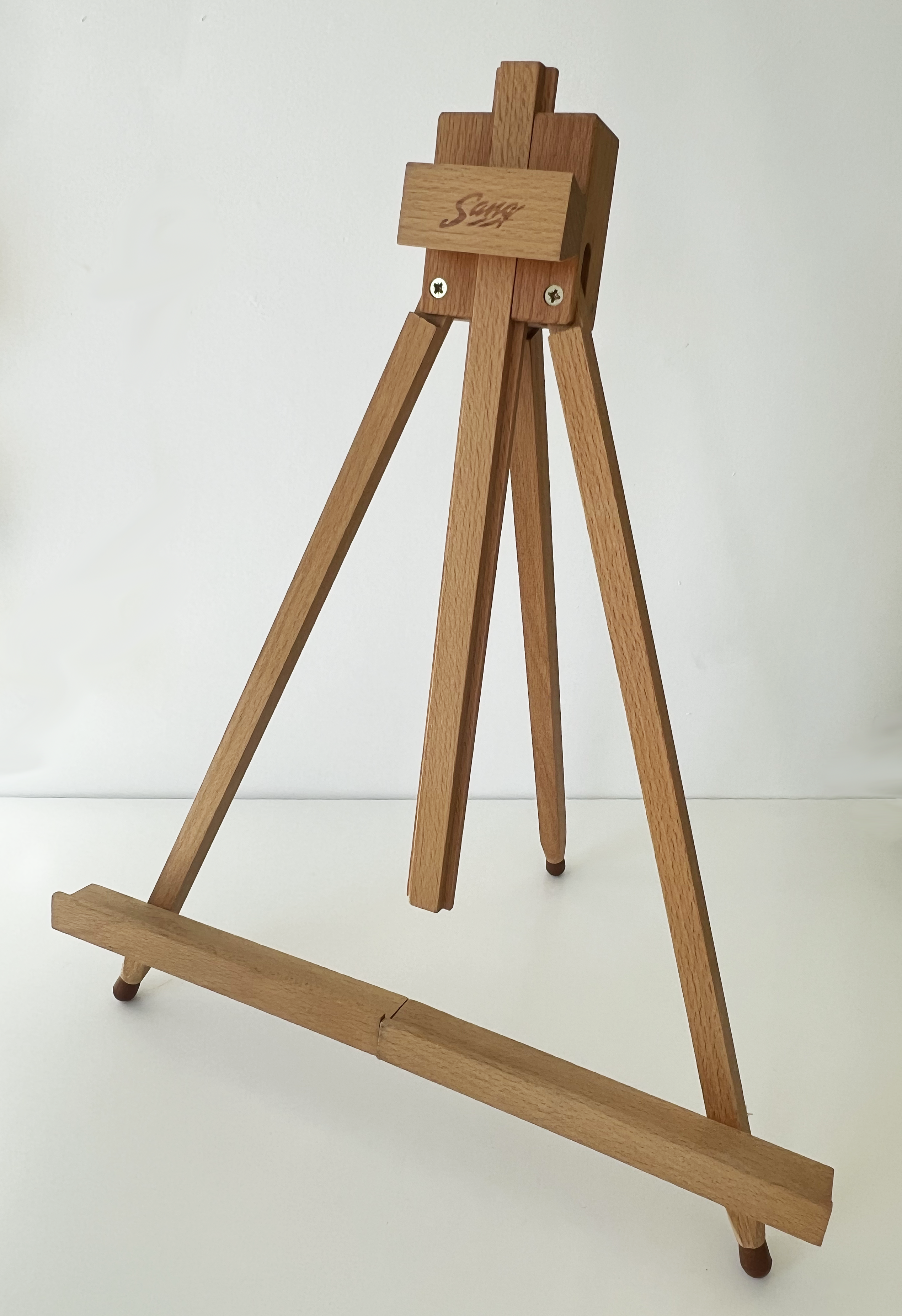 Wooden tabletop easel